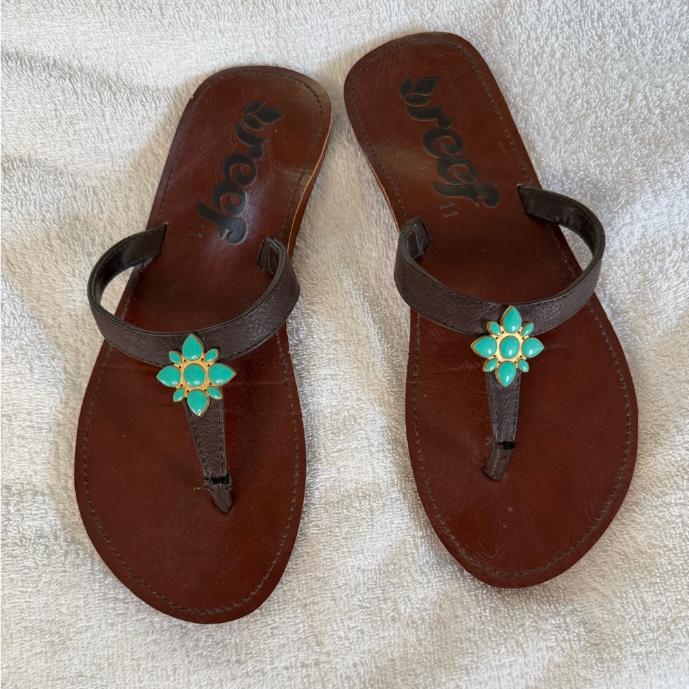 Reef EUC size 11 Women's Sandals in Brown with Turquoise Flower